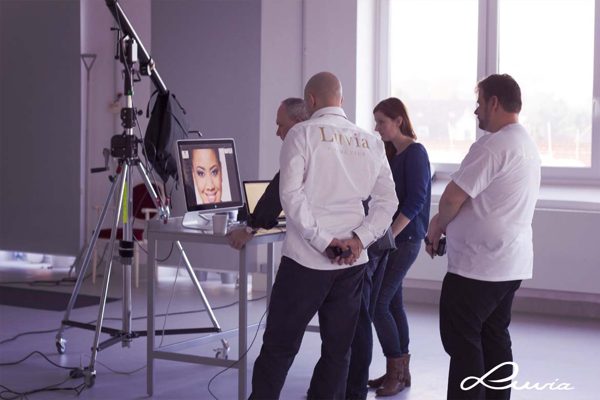 Daniel Shahparian im weißen Luvia-Hemd mit dem Team am Monitor eines Beauty-Shootings
