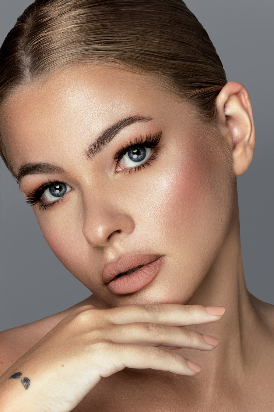 Luvia Daily Coffee Lippenfarbe im Kampagnenmotiv