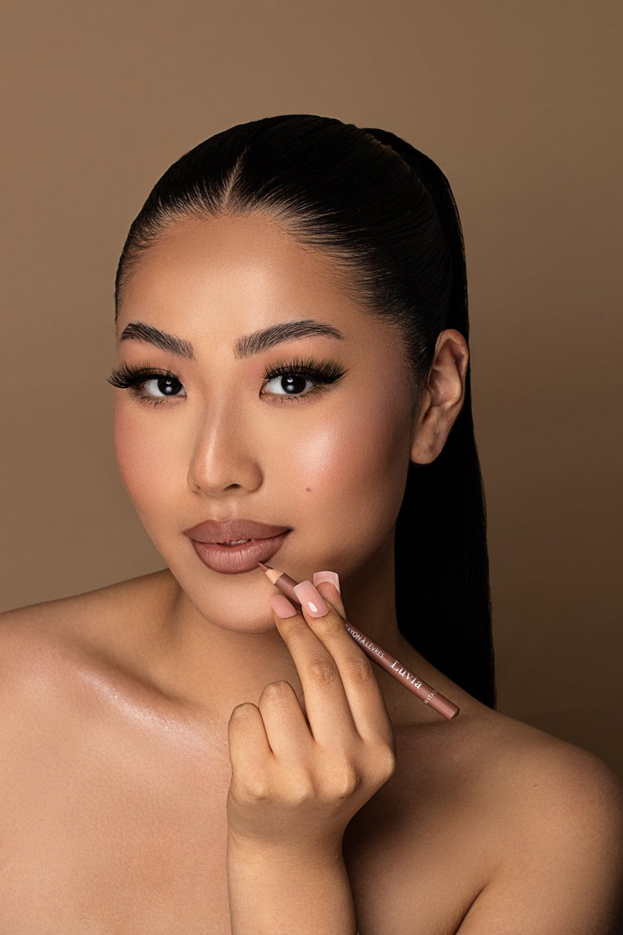 Luvia Spiced Toffee Lipliner im Kampagnenmotiv