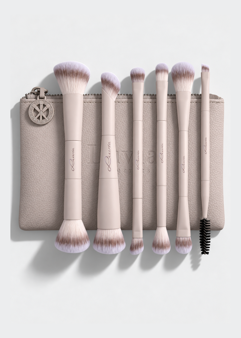 Sechs doppelseitige Duo Voyage Nude Aura Pinsel vor der passenden Tasche