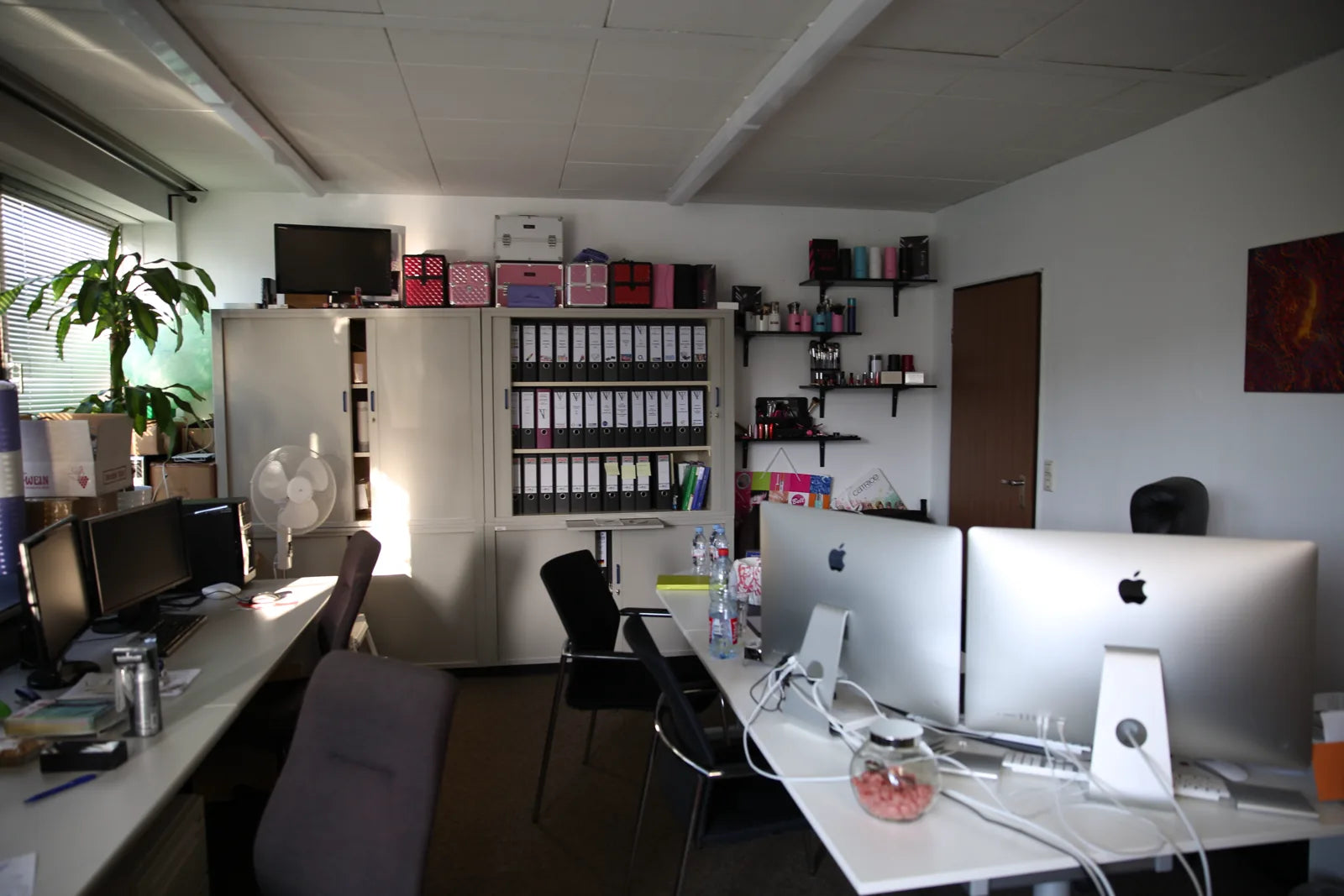 Ein späteres kleines Luvia Büro mit Produktmustern